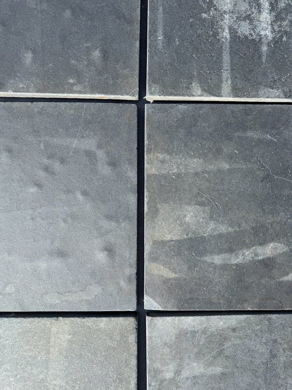 Mustang Black | Gekloven Verouderd | 150x150x20-30mm | Leisteen